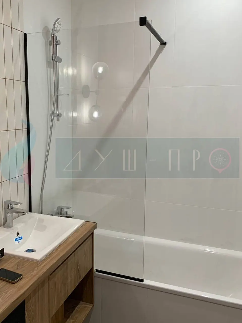 Ապակե վահանակ լոգարանի եզրին