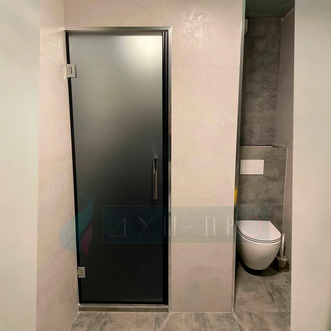 Կոմպակտ ապակե դուռ նեղ լոգարանում