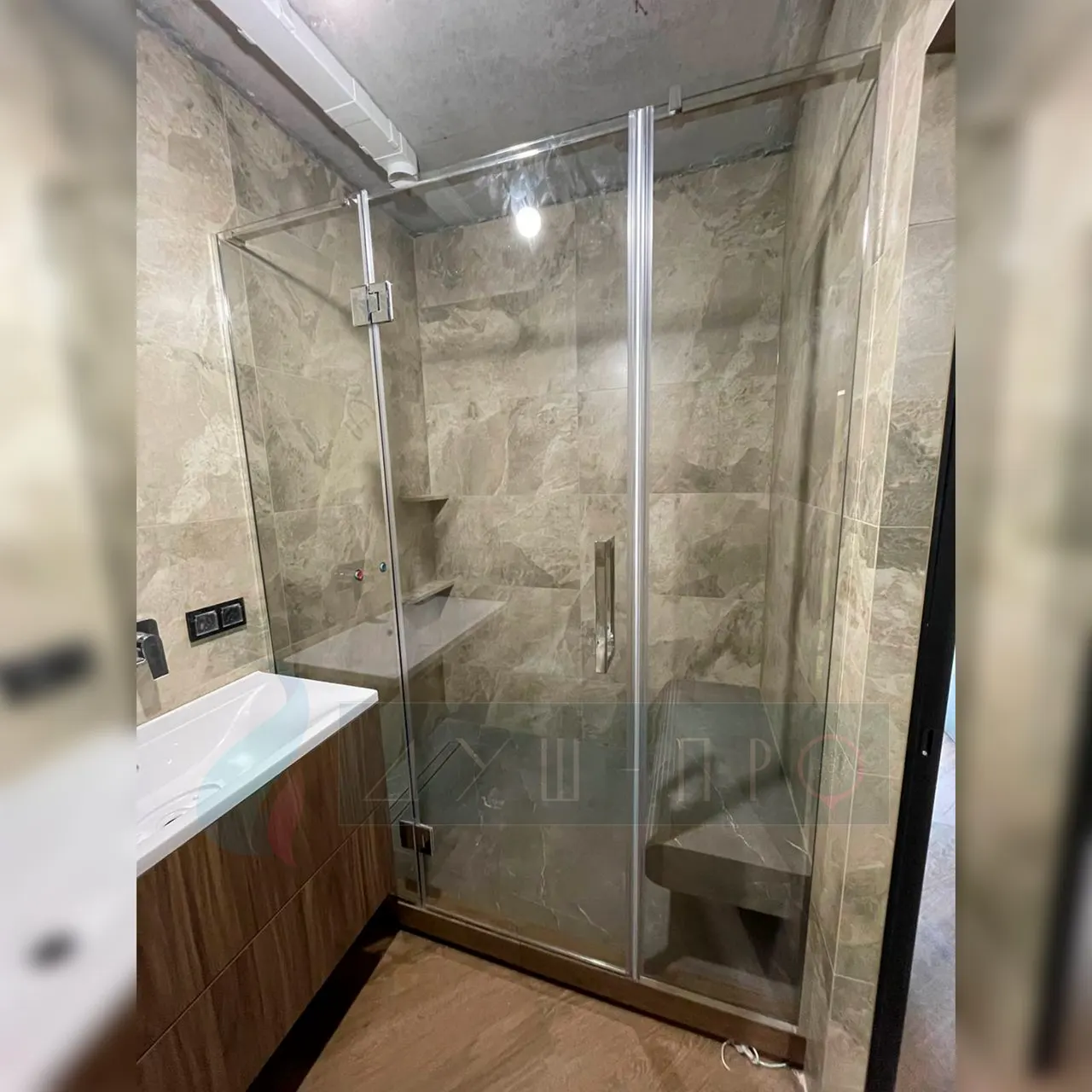 Պրեմիում տեսքի ապակե պատ խորշում